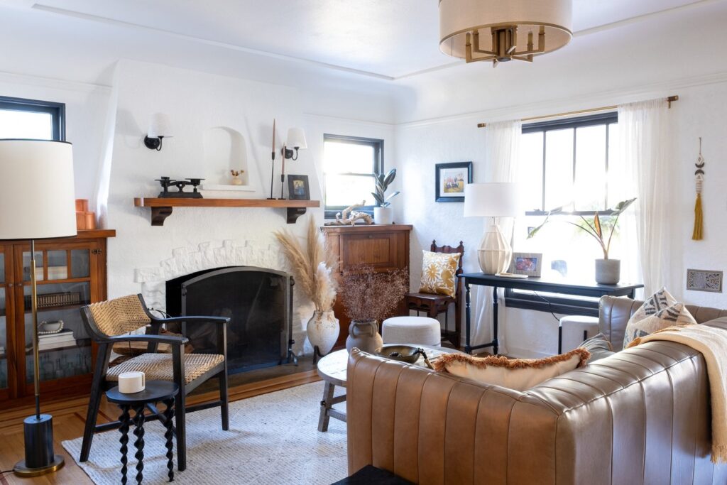 Living room mix of old and new decor